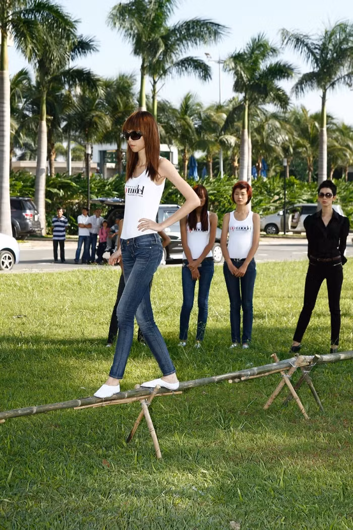 Thùy Dương,, Hoàng Oanh, Trà My, Thùy Trang là những thí sinh đã có ít nhiều kinh nghiệm trên sàn diễn catwalk nhưng đây thật sự vẫn là những bài học cần thiết với họ. Buộc các những thí sinh này phải quên đi cách trình diễn trước đây của họ và phải tập lại những bước đi đúng kĩ thuật và hiểu rõ bàn chân của mình hơn. Họ nhận ra nhiều điều thú vị từ bại học này.