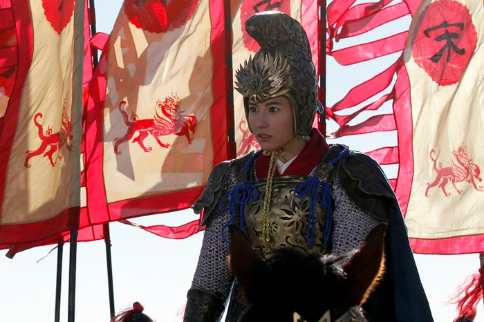 Suốt cả phim, Trương Bá Chi đã phải "chiến đấu" liên tục với bộ giáp sắt nặng nề và thanh đao lớn. Cô nàng đã phải tích cực tập luyện thể lực để đảm bảo được sức khỏe trong quá trình quay phim.