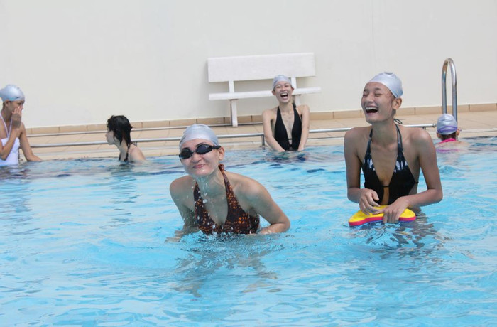 Nhưng đằng sau sự căng thẳng ấy, họ vẫn có những phút giây vui đùa cùng nhau trong mặt nước xanh biếc