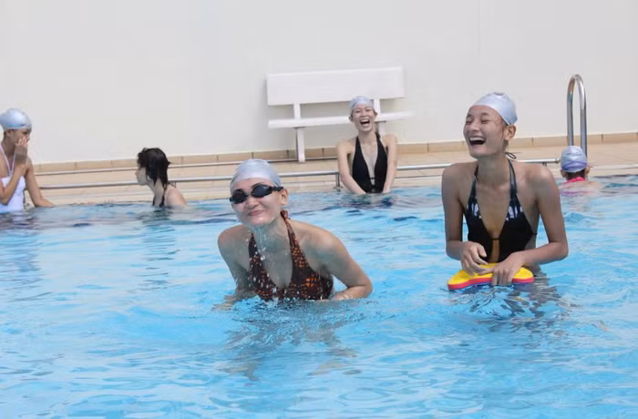 Nhưng đằng sau sự căng thẳng ấy, họ vẫn có những phút giây vui đùa cùng nhau trong mặt nước xanh biếc