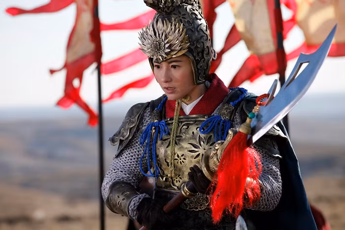 Bá Chi từng bị ngã ngựa khá nặng khi đóng cảnh cưỡi ngựa ra trận mạc tại khu tự trị Nội Mông tháng 12/2010. Lúc ấy, Bá Chi ngã thẳng từ lưng ngựa chiến xuống mặt đất, cả mặt mũi, cổ và vai cô đều bị trầy xước.