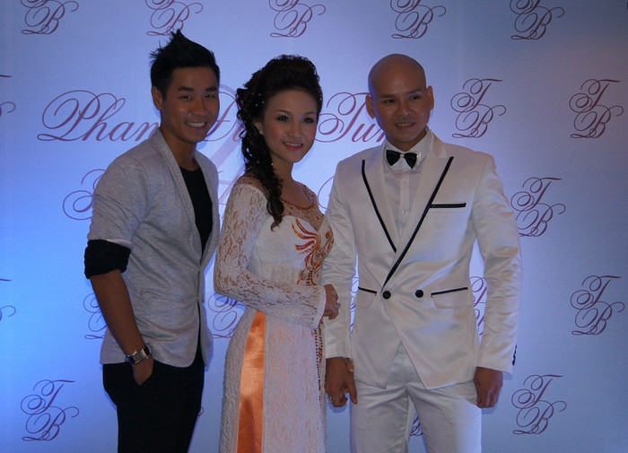 MC Nguyên Khang (trái) chúc mừng hai bạn là ca sĩ Phan Đinh Tùng và Thái Ngọc Bích
