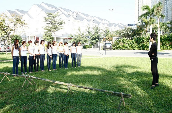 Vào buổi sáng đầy nắng, Xuân Lan đã gặp 11 cô học trò của mình tại khuôn viên thoáng mát của Sài Gòn Pearl để đào tạo kĩ năng catwalk nâng cao Vào buổi sáng đầy nắng, Xuân Lan đã gặp 11 cô học trò của mình tại khuôn viên thoáng mát của Sài Gòn Pearl để đào tạo kĩ năng catwalk nâng cao