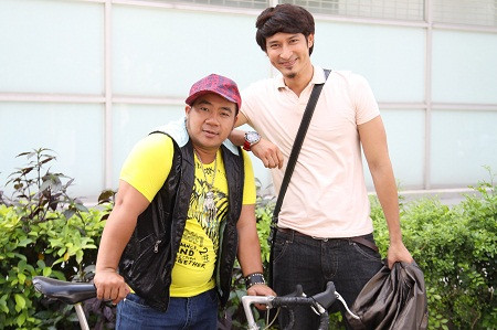 Hiếu Hiền và Huy Khánh vào vai 2 chàng trai với những câu chuyện riêng khá ngộ nghĩnh nhưng rất sôi nổi, năng động Hiếu Hiền và Huy Khánh vào vai 2 chàng trai với những câu chuyện riêng khá ngộ nghĩnh nhưng rất sôi nổi, năng động