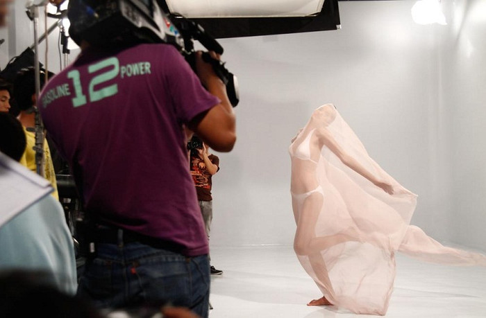 Hầu hết các thí sinh đều lần đầu tiên chụp ảnh với lụa nên khá lúng túng trong việc tạo dáng. Tuy vậy, cũng có thí sinh tạo được những bức ảnh đẹp và nhận được khá nhiều lời khen từ BGK. Hầu hết các thí sinh đều lần đầu tiên chụp ảnh với lụa nên khá lúng túng trong việc tạo dáng. Tuy vậy, cũng có thí sinh tạo được những bức ảnh đẹp và nhận được khá nhiều lời khen từ BGK.