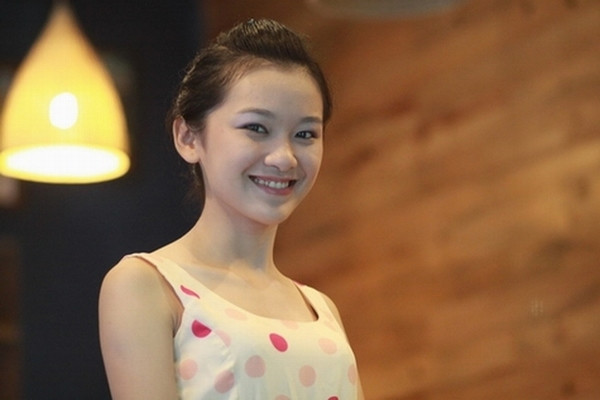 Thu đoạt giải Á khôi 1 cuộc thi "Sinh viên Cảnh sát thanh lịch lần thứ Nhất" cùng giải "Ứng xử hay nhất”. Chùm ảnh: Những nữ sinh mặc quân phục cảnh sát siêu "kute" >>Chùm anh: Ngắm áo dài nữ sinh qua thời gian >>Hoa khôi các trường Đại học, Cao đẳng