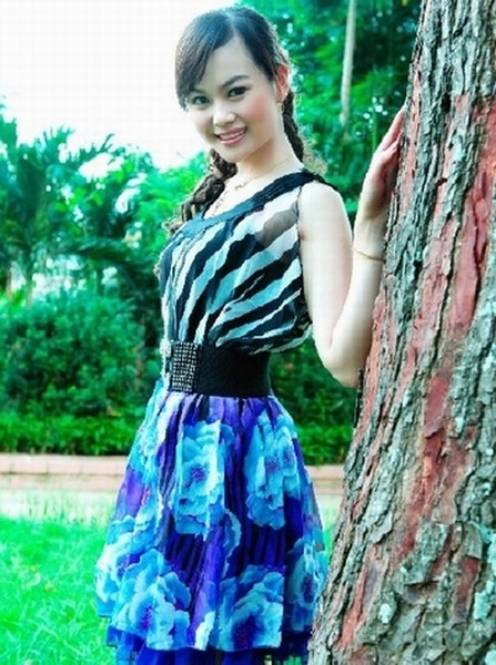 Là một trong 11 học viên tốt nghiệp xuất sắc, 4 năm liền đạt danh hiệu sinh viên giỏi và tham gia năng nổ hoạt động Đoàn. Thu Hồng từng giành được nhiều giải cao trong các hội diễn của trường như: cắm hoa, văn nghệ, nấu ăn... Chùm ảnh: Những nữ sinh mặc quân phục cảnh sát siêu "kute" >>Chùm anh: Ngắm áo dài nữ sinh qua thời gian >>Hoa khôi các trường Đại học, Cao đẳng