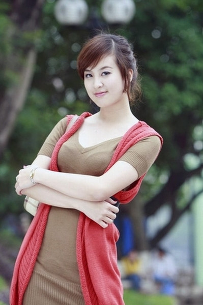 Hoàng Anh duyên dáng, nữ tính. Chùm ảnh: Những nữ sinh mặc quân phục cảnh sát siêu "kute" >>Chùm anh: Ngắm áo dài nữ sinh qua thời gian >>Hoa khôi các trường Đại học, Cao đẳng