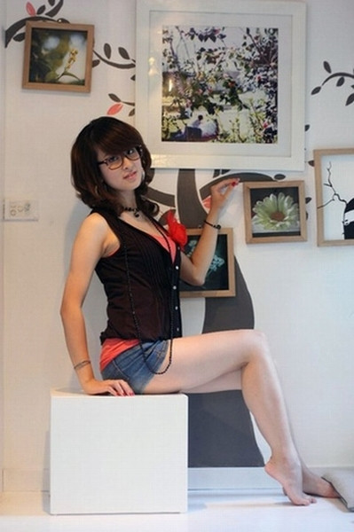 Phạm Ngọc Hoàng Anh (lớp B10, Khoa tiếng Anh, khóa D 34), cô gái đến từ Hải Dương, là một trong những bông hoa đẹp nhất của Học viện Cảnh sát Nhân dân. Hoàng Anh từng là Miss mặc trang phục đẹp nhất cuộc thi Nữ sinh cảnh sát thanh lịch, và Miss Duyên dáng cuộc thi Imiss Thăng Long 2009. Chùm ảnh: Những nữ sinh mặc quân phục cảnh sát siêu "kute" >>Chùm anh: Ngắm áo dài nữ sinh qua thời gian >>Hoa khôi các trường Đại học, Cao đẳng