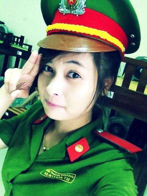 Sở hữu làn da trắng đẹp, đôi môi hồng quyến rũ. Các nữ sinh cảnh sát cũng rất "xì tin" khi chụp hình. >>Vẻ đẹp xuân thì của Á khôi Hoàng Anh Thư >>Chùm anh: Ngắm áo dài nữ sinh qua thời gian >>Hoa khôi các trường Đại học, Cao đẳng