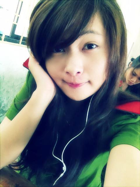 Không chỉ có vẻ đẹp mạnh mẽ, cá tính, những chiến sỹ áo xanh còn toát lên nét đẹp quyến rũ, nữ tính trong bộ đồ cảnh phục. >>Vẻ đẹp xuân thì của Á khôi Hoàng Anh Thư >>Chùm anh: Ngắm áo dài nữ sinh qua thời gian >>Hoa khôi các trường Đại học, Cao đẳng