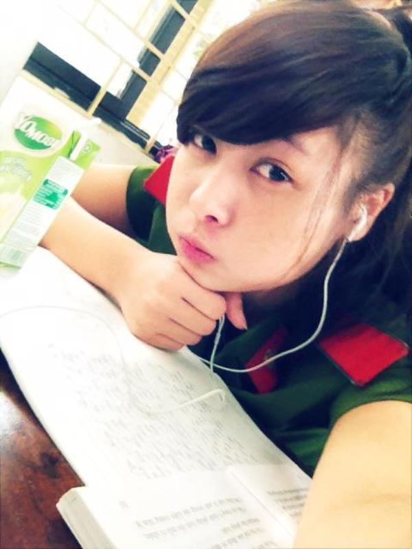 Nói đến con gái an ninh, cảnh sát, người ta thường liên tưởng đến những cô gái mạnh mẽ, khô khan. Những chiến sỹ cảnh sát tương lai được rèn luyện trong môi trường khắc nghiệt, kỷ cương. Dậy sớm, tập bắn súng, tập võ, hành quân… là chuyện cơm bữa. Thế nhưng các nữ sinh cảnh sát cũng rất cá tính và đáng yêu. >>Vẻ đẹp xuân thì của Á khôi Hoàng Anh Thư >>Chùm anh: Ngắm áo dài nữ sinh qua thời gian >>Hoa khôi các trường Đại học, Cao đẳng