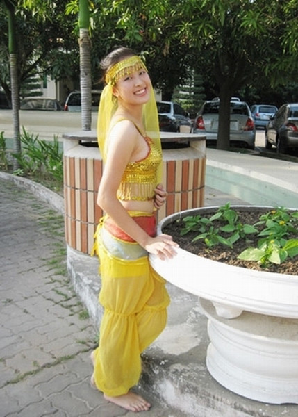 Hoàng Anh còn giỏi múa hiện đại. Màn múa “Vũ khúc đêm trăng”, nữ chiến sỹ cảnh sát tương lai đã chứng tỏ được rằng, con gái cảnh sát không chỉ mạnh mẽ mà còn rất duyên dáng. Chùm ảnh: Những nữ sinh mặc quân phục cảnh sát siêu "kute" >>Chùm anh: Ngắm áo dài nữ sinh qua thời gian >>Hoa khôi các trường Đại học, Cao đẳng