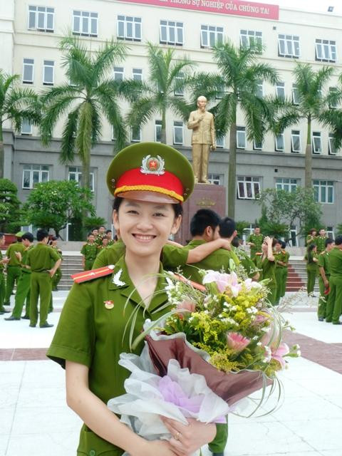 Ngô Thị Bích Thu sinh năm 1989, vừa tốt nghiệp thủ khoa, Học viện Cảnh sát Nhân dân. Thu còn đoạt giải á khôi 1 cuộc thi "Sinh viên Cảnh sát thanh lịch lần thứ Nhất" cùng Giải "Ứng xử hay nhất”. >>Vẻ đẹp xuân thì của Á khôi Hoàng Anh Thư >>Chùm anh: Ngắm áo dài nữ sinh qua thời gian >>Hoa khôi các trường Đại học, Cao đẳng