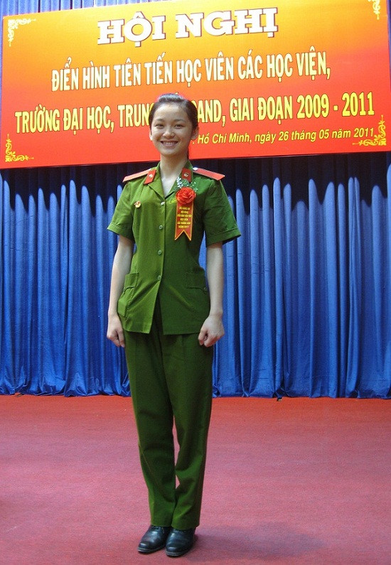 Cô gái đến từ quê hương Kinh Bắc này không chỉ xinh đẹp, duyên dáng, thông minh mà còn nổi trội với nhiều tài lẻ và thành tích xuất sắc không chỉ trong học tập mà còn trong hoạt động phong trào Đoàn. >>Vẻ đẹp xuân thì của Á khôi Hoàng Anh Thư >>Chùm anh: Ngắm áo dài nữ sinh qua thời gian >>Hoa khôi các trường Đại học, Cao đẳng