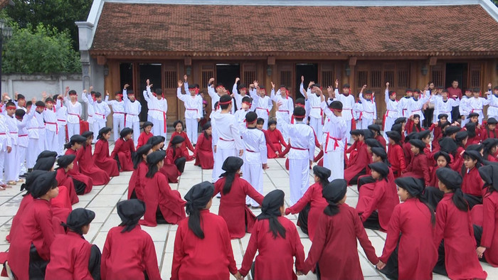 Hát Xoan Phú Thọ là loại hình dân ca mang tính nghi lễ, phong tục; có nguồn gốc từ thời đại Hùng Vương được UNESCO công nhận là Di sản văn hóa phi vật thể của nhân loại. Loại hình nghệ thuật này được đưa vào chương trình giáo dục địa phương của tỉnh Phú Thọ. Ảnh: Cổng TTĐT tỉnh Phú Thọ. 00230_00_00_49_13_Still007.jpg