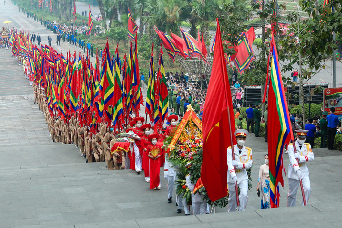 Lễ dâng hương tưởng nhớ công lao các vị Vua Hùng. Ảnh: Báo điện tử Chính Phủ. doan-ruoc-1649558850580305389433.jpg