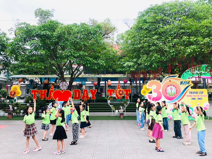 Học sinh tiểu học thành phố Việt Trì tập luyện hát Xoan chào mừng Giỗ Tổ Hùng Vương. Ảnh: NVCC. 5878a69822fe8ca0d5ef.jpg