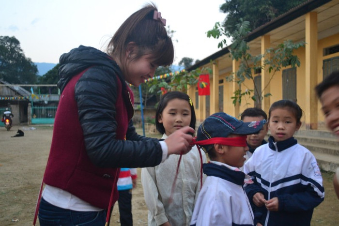 Hiền chơi trò chơi bịt mắt bắt xe cùng các em nhỏ ở Mường Mô, Mường Tè, Lai Châu. Hiền chơi trò chơi bịt mắt bắt xe cùng các em nhỏ ở Mường Mô, Mường Tè, Lai Châu.