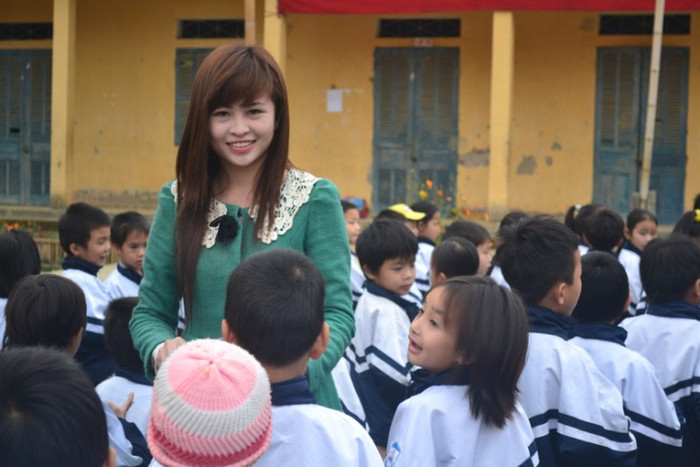 Cô bí thư xinh đẹp, năng nổ thích những chuyến đi từ thiện để hiểu thêm về cuộc sống. Cô bí thư xinh đẹp, năng nổ thích những chuyến đi từ thiện để hiểu thêm về cuộc sống.