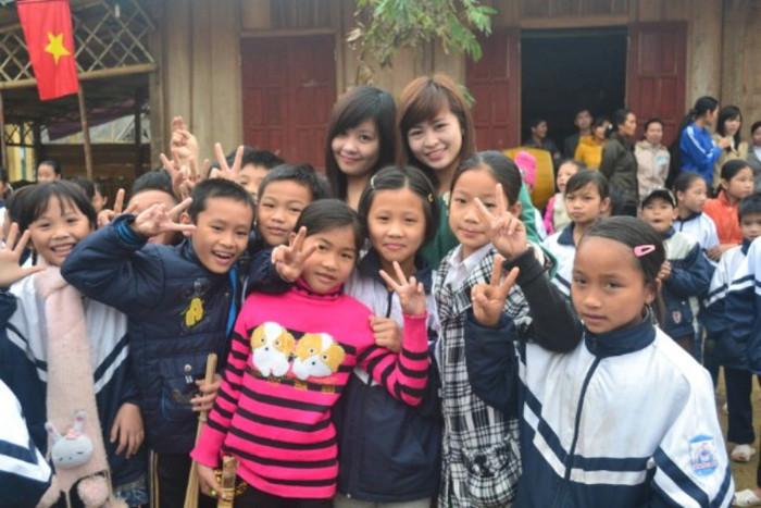 Minh Khuê và Thúy Hiền (đứng sau), 2 nữ sinh đã tham dự cuộc thi ảnh Tìm kiếm Gương mặt Nữ sinh trong mơ 2013, đó chính là cầu nối cho họ đến với chương trình từ thiện này. Minh Khuê và Thúy Hiền (đứng sau), 2 nữ sinh đã tham dự cuộc thi ảnh Tìm kiếm Gương mặt Nữ sinh trong mơ 2013, đó chính là cầu nối cho họ đến với chương trình từ thiện này.
