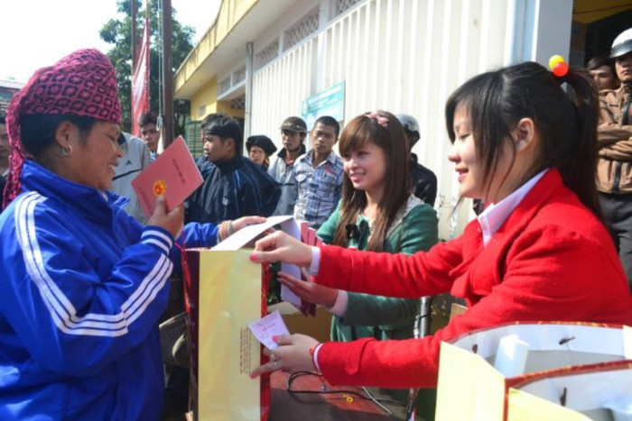 Nguyễn Thị Minh Khuê (phải) trao quà cho người dân trong chuyến từ thiện Tây Bắc cùng báo GDVN Nguyễn Thị Minh Khuê (phải) trao quà cho người dân trong chuyến từ thiện Tây Bắc cùng báo GDVN