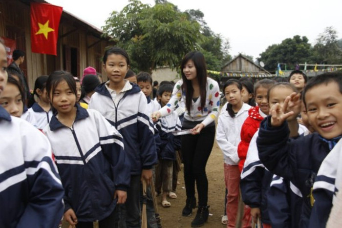 Minh Khuê niềm nở, tươi cười trao quà cho các em nhỏ tại Mường Mô, Mường Tè, Lai Châu. Minh Khuê niềm nở, tươi cười trao quà cho các em nhỏ tại Mường Mô, Mường Tè, Lai Châu.
