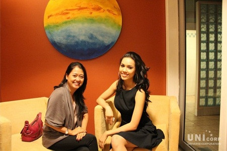 Hoàng My và bà Diễm Ly - Giám đốc tiếp thị Công ty Hoàn Vũ.