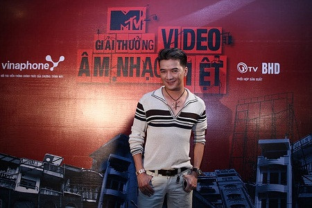 Đàm Vĩnh Hưng xuất hiện tại buổi họp báo với phong cách trẻ trung