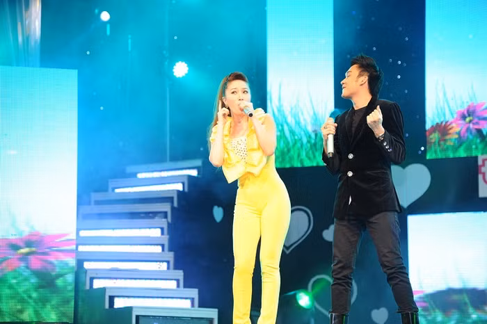 Cặp đôi Bảo Thy - Dương Triệu Vũ xuất hiện trong tiết mục mở màn dễ thương