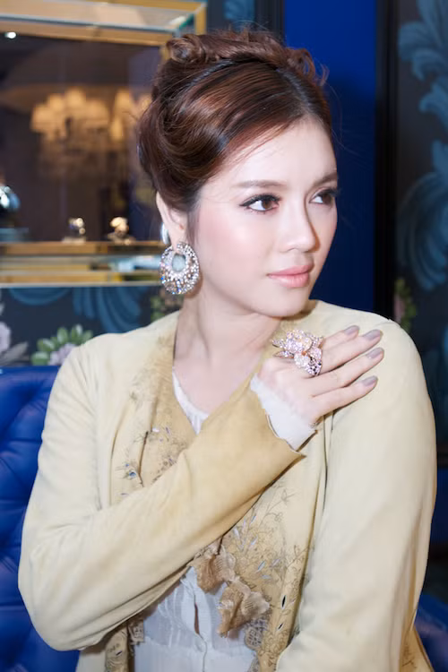 Tạo dáng với trang sức óng ánh đắt tiền