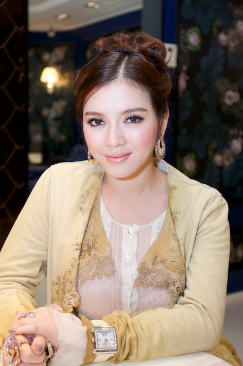 Lý Nhã Kỳ giới thiệu những sản phẩm mới nhất của cửa hàng trang sức do cô mới mở.