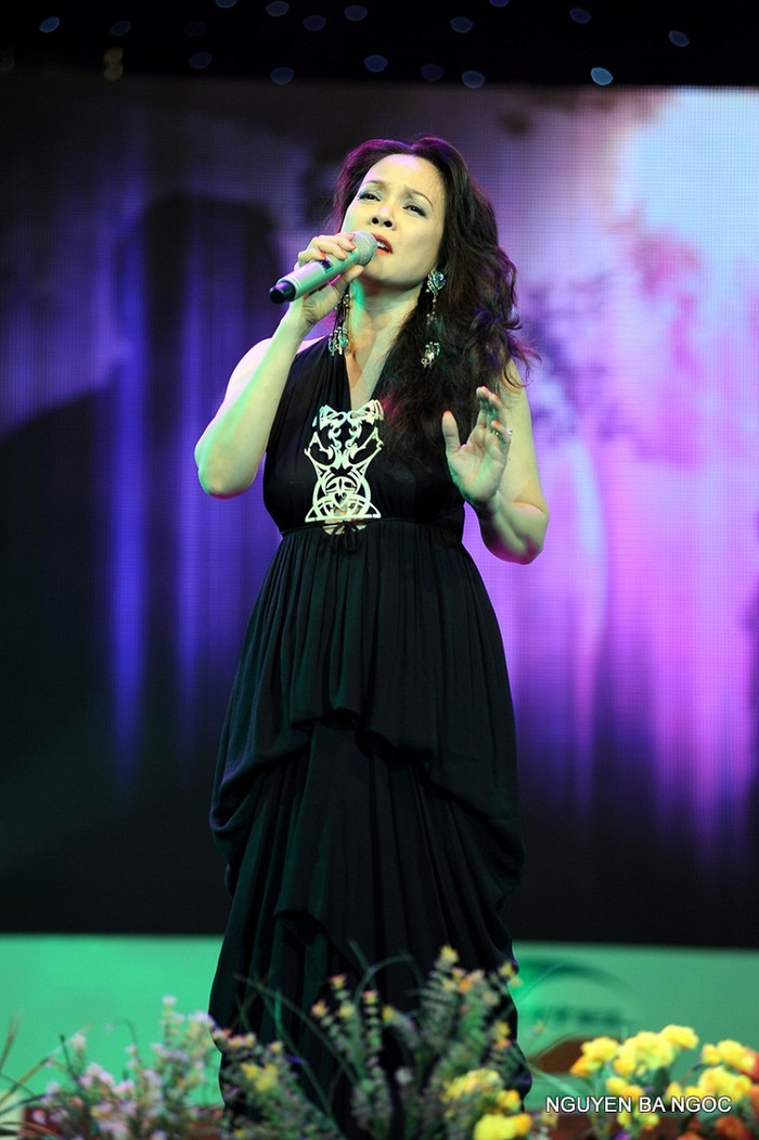 Ca sĩ Hồng Hạnh lần đầu thể hiện ca khúc do bố của chị sáng tác - cố nhạc sĩ Nguyễn Hữu Thiết – bài hát “Tình đời”, được khán giả ủng hộ nồng nhiệt ngay trong phần mở màn của chương trình. Nữ ca sĩ từng rất ăn khách thập niên 90 cực kỳ nhí nhảnh, đáng yêu trên sân khấu “Tình khúc vượt thời gian” tháng 2. Ca sĩ Hồng Hạnh lần đầu thể hiện ca khúc do bố của chị sáng tác - cố nhạc sĩ Nguyễn Hữu Thiết – bài hát “Tình đời”, được khán giả ủng hộ nồng nhiệt ngay trong phần mở màn của chương trình. Nữ ca sĩ từng rất ăn khách thập niên 90 cực kỳ nhí nhảnh, đáng yêu trên sân khấu “Tình khúc vượt thời gian” tháng 2.