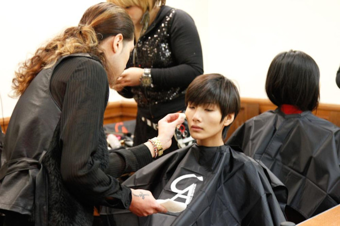 Buổi trình diễn này có sự tham gia của 5 nhà thiết kế nổi tiếng là Terry Stevens, Michael Alan Stain, Jahi Fitzerrald, Barbara Bate, Elie Kuame tại Broad Street Ballroom với sức chứa hơn 1000 khán giả. Hoàng Thùy và Tuyết Lan trình diễn cho nhà thiết kế là Terry Stevens, Michael Alan Stain. Buổi trình diễn này có sự tham gia của 5 nhà thiết kế nổi tiếng là Terry Stevens, Michael Alan Stain, Jahi Fitzerrald, Barbara Bate, Elie Kuame tại Broad Street Ballroom với sức chứa hơn 1000 khán giả. Hoàng Thùy và Tuyết Lan trình diễn cho nhà thiết kế là Terry Stevens, Michael Alan Stain.