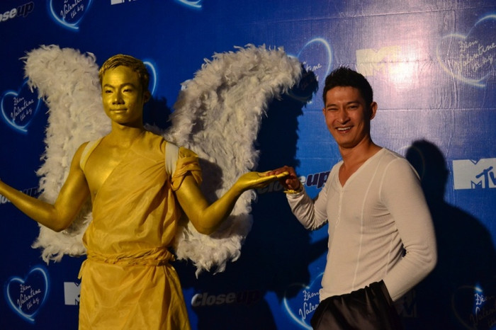 Anh chàng Huy Khánh làm dáng bên "tượng người" Anh chàng Huy Khánh làm dáng bên "tượng người"