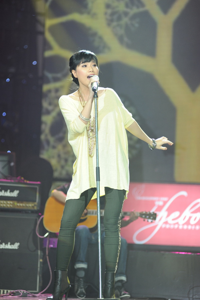 Hải Yến thể hiện ca khúc "Con sâu" với giọng hát rất riêng của mình.Con sâu của Dương Đức Tâm lại là một màu sắc âm nhạc quá mới mẻ và đầy sáng tạo, anh chàng này tuy không xa lạ với Bài hát Việt vì Đức Tâm luôn đảm nhận công việc ghi âm và đánh đàn cho các ca khúc trong chương trình, đây là lần đầu tiên anh đem bài hát của mình tham gia sân chơi Bài hát Việt Hải Yến thể hiện ca khúc "Con sâu" với giọng hát rất riêng của mình.Con sâu của Dương Đức Tâm lại là một màu sắc âm nhạc quá mới mẻ và đầy sáng tạo, anh chàng này tuy không xa lạ với Bài hát Việt vì Đức Tâm luôn đảm nhận công việc ghi âm và đánh đàn cho các ca khúc trong chương trình, đây là lần đầu tiên anh đem bài hát của mình tham gia sân chơi Bài hát Việt