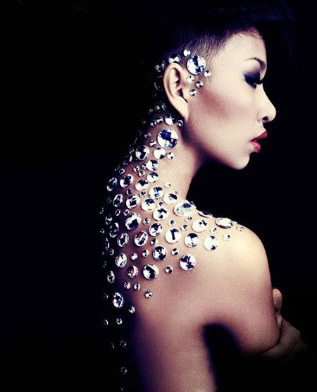 Thảo Trang với màu da rám nắng và mái tóc xù đã từng gợi nhắc hình ảnh Whitney Housto Thảo Trang với màu da rám nắng và mái tóc xù đã từng gợi nhắc hình ảnh Whitney Housto