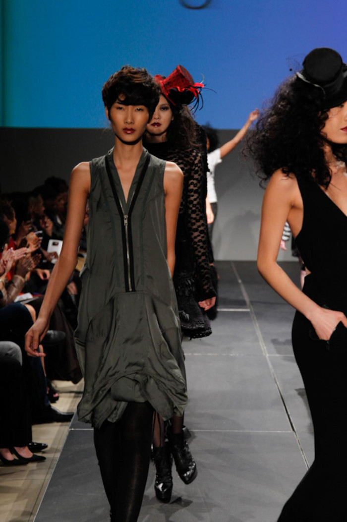 Chính vì vậy sau show diễn này, Hoàng Thùy và Tuyết Lan tiếp tục “lọt vào mắt xanh” của các nhà thiết Adrian Alicea – NTK tài năng, luôn là nhãn hàng được yêu thích của các ngôi sao hàng đầu New York với những bộ trang phục không dưới 10.000 USD/ bộ và NTK Elena Vasilevsky – người đạt danh hiệu Best Designer 2011 với bộ sưu tập mang tên “Rays Of Sun”. Chính vì vậy sau show diễn này, Hoàng Thùy và Tuyết Lan tiếp tục “lọt vào mắt xanh” của các nhà thiết Adrian Alicea – NTK tài năng, luôn là nhãn hàng được yêu thích của các ngôi sao hàng đầu New York với những bộ trang phục không dưới 10.000 USD/ bộ và NTK Elena Vasilevsky – người đạt danh hiệu Best Designer 2011 với bộ sưu tập mang tên “Rays Of Sun”.