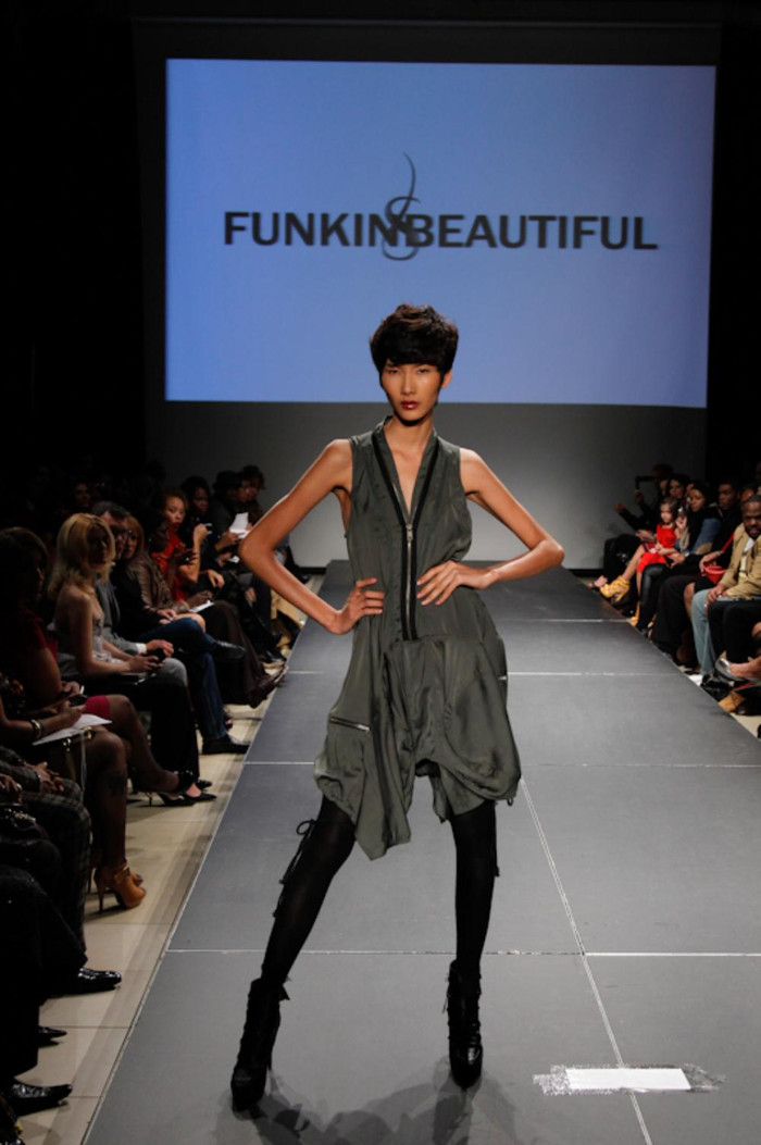 Vì vậy đây có thể được xem là một vinh dự tiếp theo mà Tuyết Lan và Hoàng Thùy nhận được khi có mặt trong sự kiện thời trang New York Fashion Week lần này. Trong buổi trình diễn, Hoàng Thùy và Tuyết Lan tiếp tục là tâm điểm của buổi trình diễn và tự tin sải bước trên sàn diễn quốc tế chuyên nghiệp. Vì vậy đây có thể được xem là một vinh dự tiếp theo mà Tuyết Lan và Hoàng Thùy nhận được khi có mặt trong sự kiện thời trang New York Fashion Week lần này. Trong buổi trình diễn, Hoàng Thùy và Tuyết Lan tiếp tục là tâm điểm của buổi trình diễn và tự tin sải bước trên sàn diễn quốc tế chuyên nghiệp.