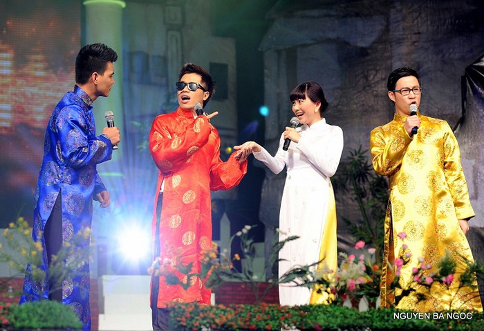 Bộ tứ MC Ngọc Tiên, Quốc Bình, Anh Quân và Duy Hải lần đầu xuất hiện cùng nhau đã đem đến tiết mục ca nhạc hài “Thiên duyên tiền định” rất vui vẻ, khi dựng cảnh 3 chàng trai giả đóng thầy bói để cưa cẩm cô gái đã có chồng. Bộ tứ MC Ngọc Tiên, Quốc Bình, Anh Quân và Duy Hải lần đầu xuất hiện cùng nhau đã đem đến tiết mục ca nhạc hài “Thiên duyên tiền định” rất vui vẻ, khi dựng cảnh 3 chàng trai giả đóng thầy bói để cưa cẩm cô gái đã có chồng.