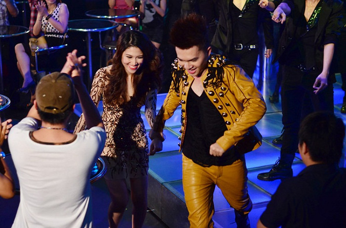 Nam Cường "giải cứu" Thu Hằng khỏi những chàng trai vây quanh cô. Nam Cường "giải cứu" Thu Hằng khỏi những chàng trai vây quanh cô.