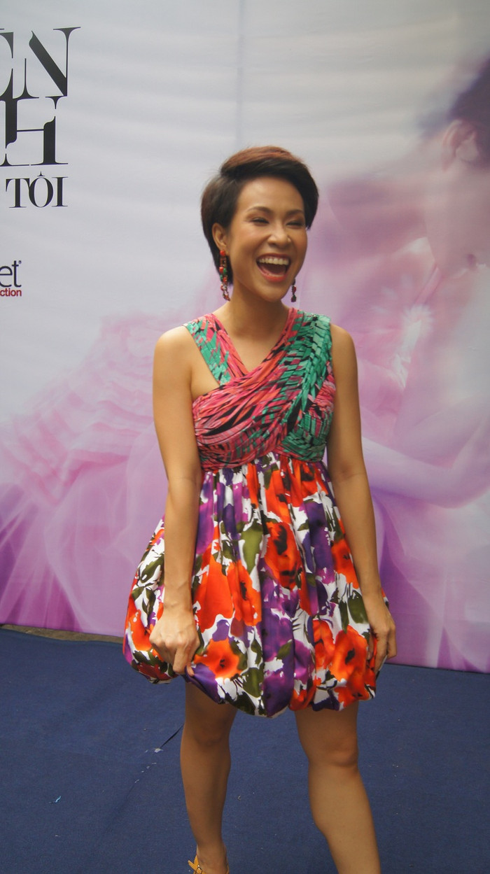 Uyên Linh cười tít mắt trong ngày ra mắt album, cho thấy cô rất hạnh phúc và không bị ảnh hưởng bởi những tin đồn. Cô chia sẻ mình cũng rất mong sớm có album để mang đến cho khán giả nhưng có khi ngay thời điểm này ra mắt lại có kết quả tốt hơn thì sao? Uyên Linh cười tít mắt trong ngày ra mắt album, cho thấy cô rất hạnh phúc và không bị ảnh hưởng bởi những tin đồn. Cô chia sẻ mình cũng rất mong sớm có album để mang đến cho khán giả nhưng có khi ngay thời điểm này ra mắt lại có kết quả tốt hơn thì sao?