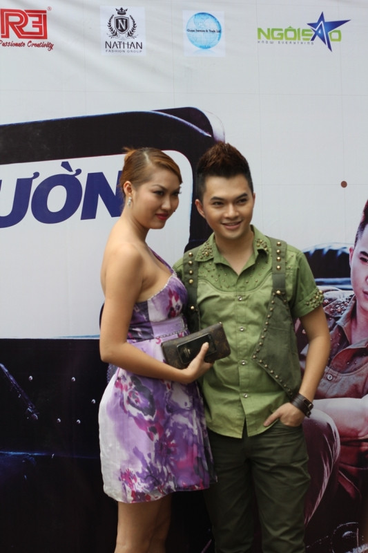 Phi Thanh Vân cùng nhóm nhạc của cô là B.O.T đã đến chúc mừng album vol4 "I Have A Dream" của Nam Cường chiều qua tại TPHCM.