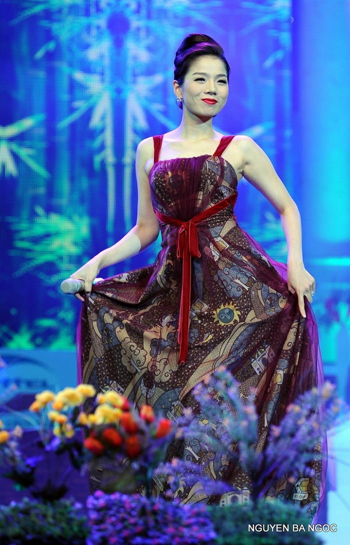 Dạo gần đây, khán giả thấy Lệ Quyên cười nhiều hơn và mang đến phần biểu diễn không chỉ trữ tình mà còn tràn trề vẻ yêu đời. Dạo gần đây, khán giả thấy Lệ Quyên cười nhiều hơn và mang đến phần biểu diễn không chỉ trữ tình mà còn tràn trề vẻ yêu đời.