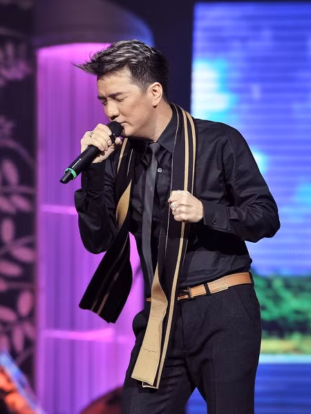 Đàm Vĩnh Hưng về 3 trong Top 5 được bình chọn (ảnh: Lý Võ Phú Hưng) Đàm Vĩnh Hưng về 3 trong Top 5 được bình chọn (ảnh: Lý Võ Phú Hưng)