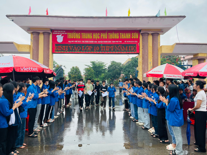 Thí sinh kết thúc bài thi môn tiếng Anh - môn thi cuối trong kỳ thi tuyển sinh vào lớp 10 trung học phổ thông không chuyên năm học 2024 - 2025 tỉnh Phú Thọ. Ảnh: Hạnh Thúy 5576a90c82bd22e37bac.jpg