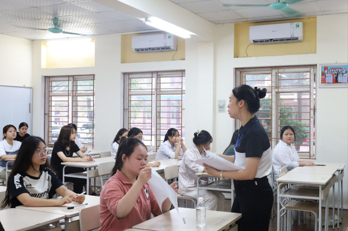 Thí sinh được phát giấy thi, chuẩn bị làm bài tại Hội đồng thi Trường Trung học phổ thông Việt Trì. Ảnh: Hạnh Thúy 9072f0fe6148c1169859.jpg