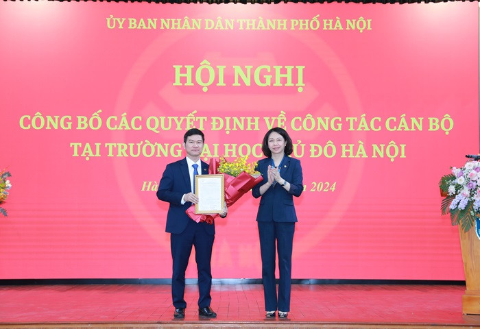 Phó Chủ tịch Ủy ban Nhân dân Thành phố Hà Nội Vũ Thu Hà trao quyết định bổ nhiệm ông Nguyễn Anh Tuấn làm Chủ tịch Hội đồng Trường Đại học Thủ đô Hà Nội. Ảnh: Hanoi.gov image_gallery.jpg
