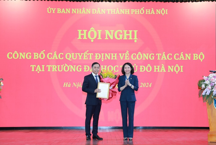 Phó Chủ tịch Ủy ban Nhân dân Thành phố Hà Nội Vũ Thu Hà chúc mừng và trao quyết định bổ nhiệm ông Đỗ Hồng Cường giữ chức vụ Hiệu trưởng Trường Đại học Thủ đô Hà Nội. Ảnh: Hanoi.gov Anh 26.3 - 1.2.jpg
