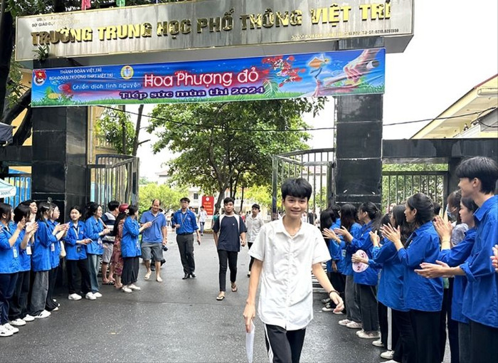 Thí sinh hoàn thành bài thi tại Hội đồng thi Trường Trung học phổ thông Việt Trì. Ảnh: Hạnh Thúy 111d4110404t46258l0.jpg